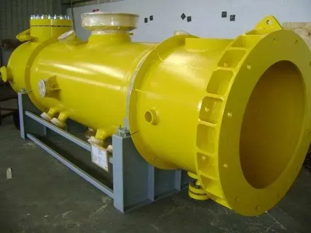 Recipiente a pressione industriale giallo su supporto metallico grigio.