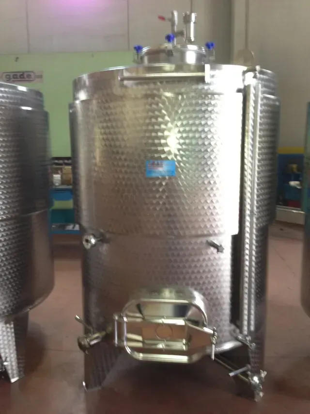 Serbatoio di fermentazione in acciaio inossidabile in una configurazione di fabbrica.