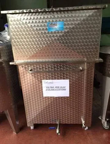 Serbatoio industriale in acciaio inox con superficie strutturata, eventualmente per filtrazione, etichettato in italiano.