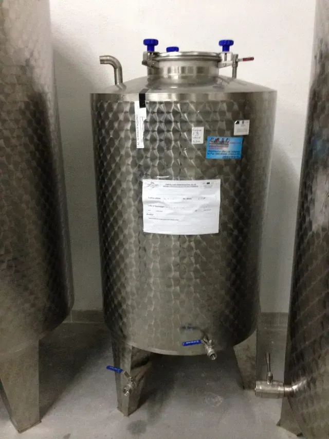 Serbatoio di fermentazione in acciaio inossidabile in una cantina.