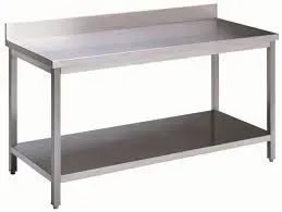 Tavolo da lavoro in acciaio inox con ripiano inferiore e paraschizzi.