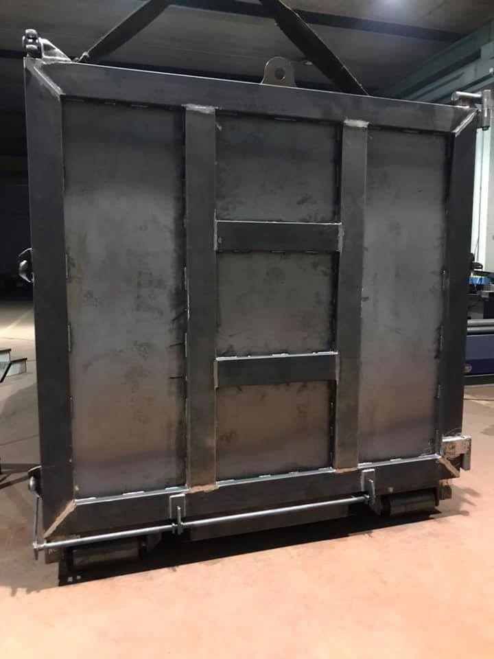 Grande contenitore industriale in metallo, struttura saldata. Dotato di occhielli di sollevamento e porta incernierata.