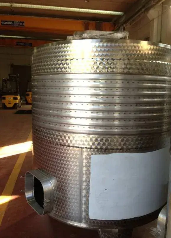 Grande serbatoio industriale in acciaio inossidabile con superficie strutturata.