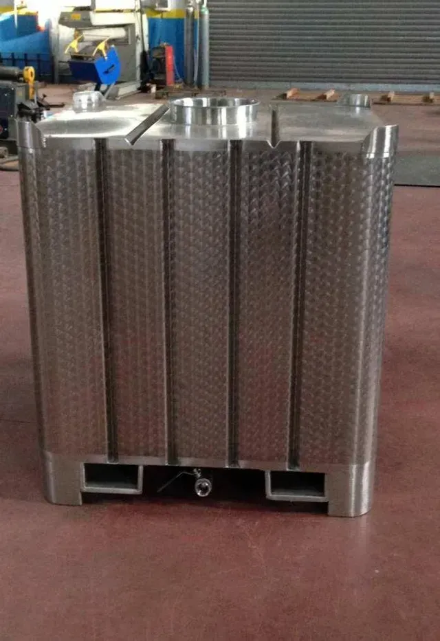 Serbatoio industriale in acciaio inossidabile con superficie strutturata, raffigurato in una configurazione di fabbrica.