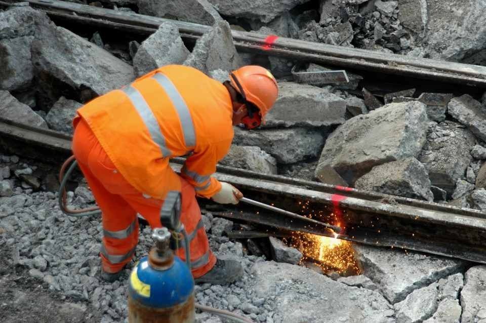 Operaio edile con equipaggiamento di sicurezza arancione