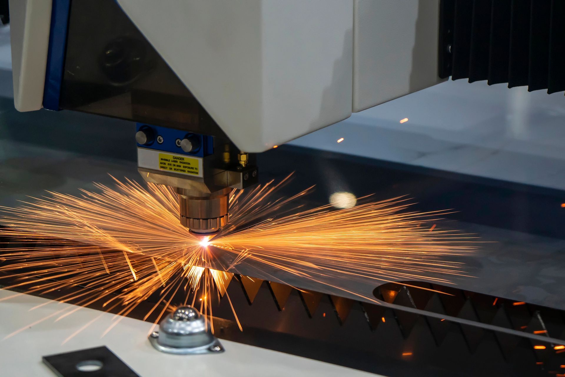 Furgone passeggeri rosso con portapacchi nero parcheggiato su una strada cittadina.