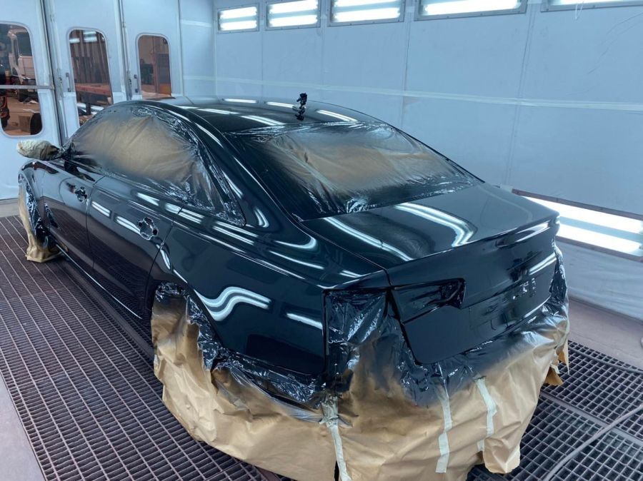 Verniciatura auto nera