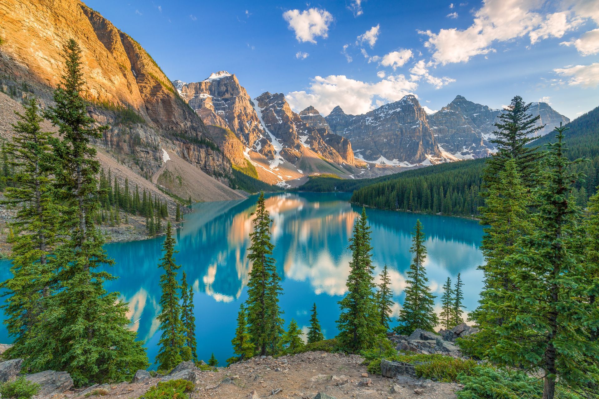 Scenic photo of Morraine Lake and surrounding mountains in Alberta
