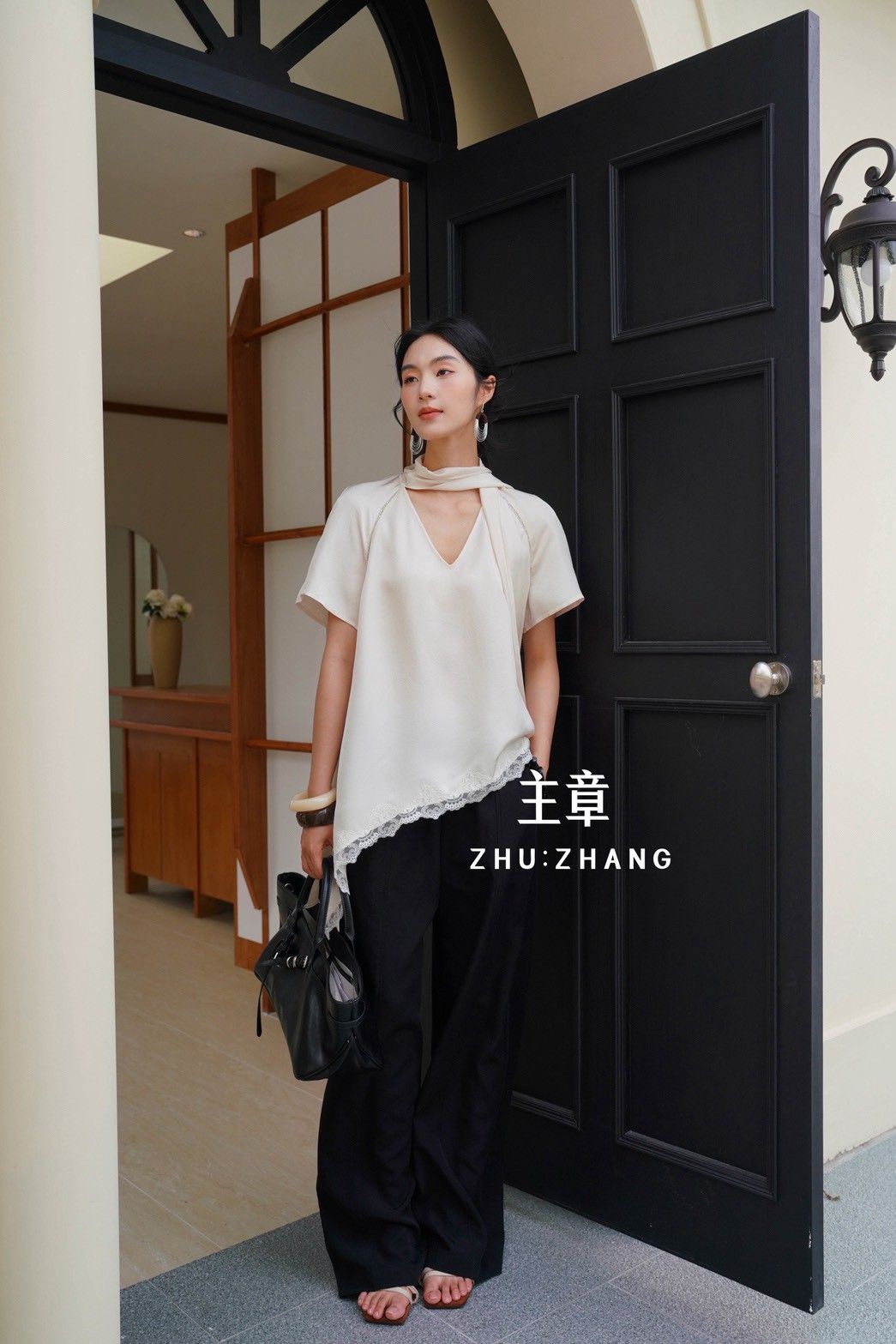 B090 斜擺蕾絲上衣