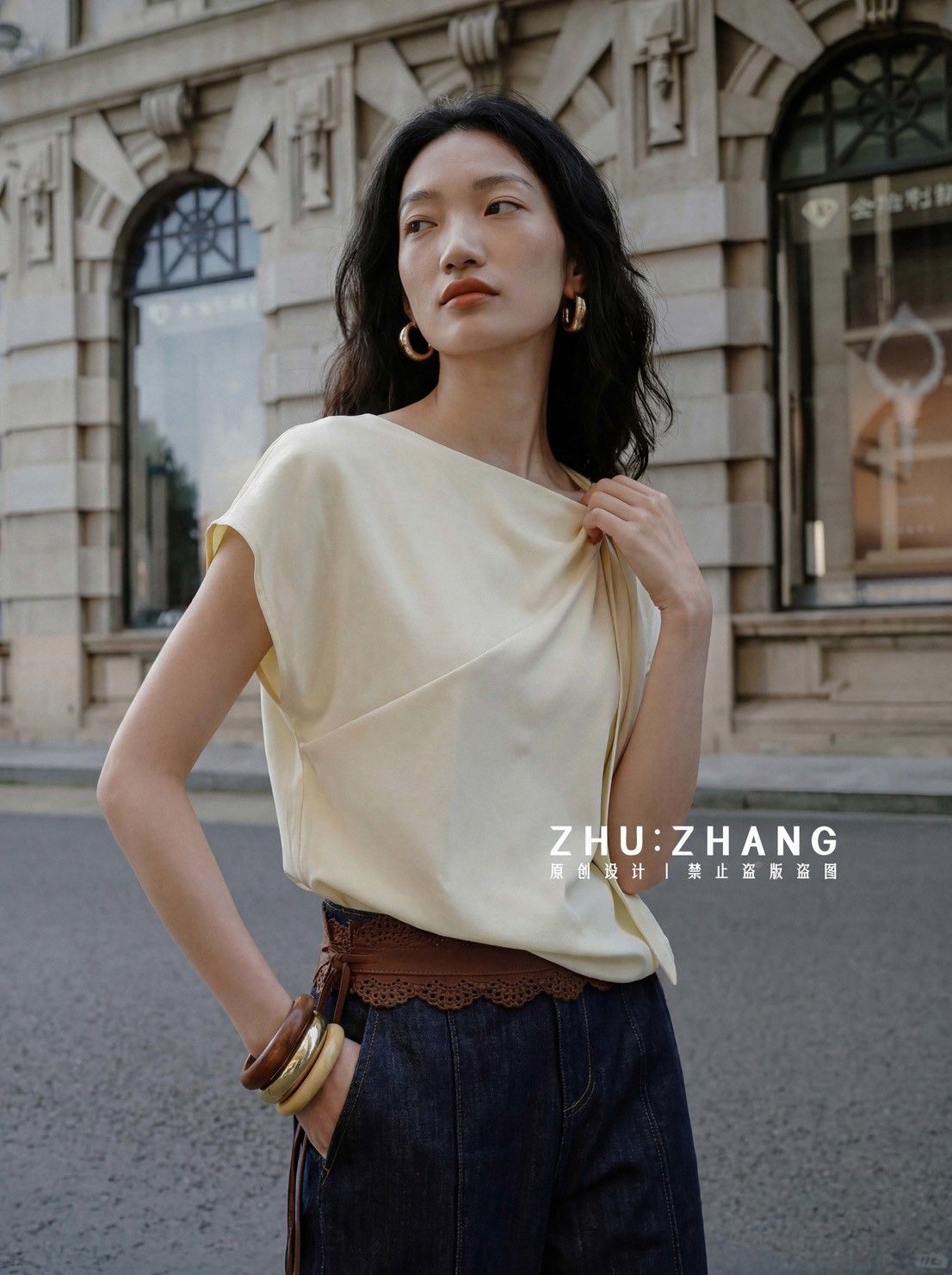 B087 單肩打結流線感上衣