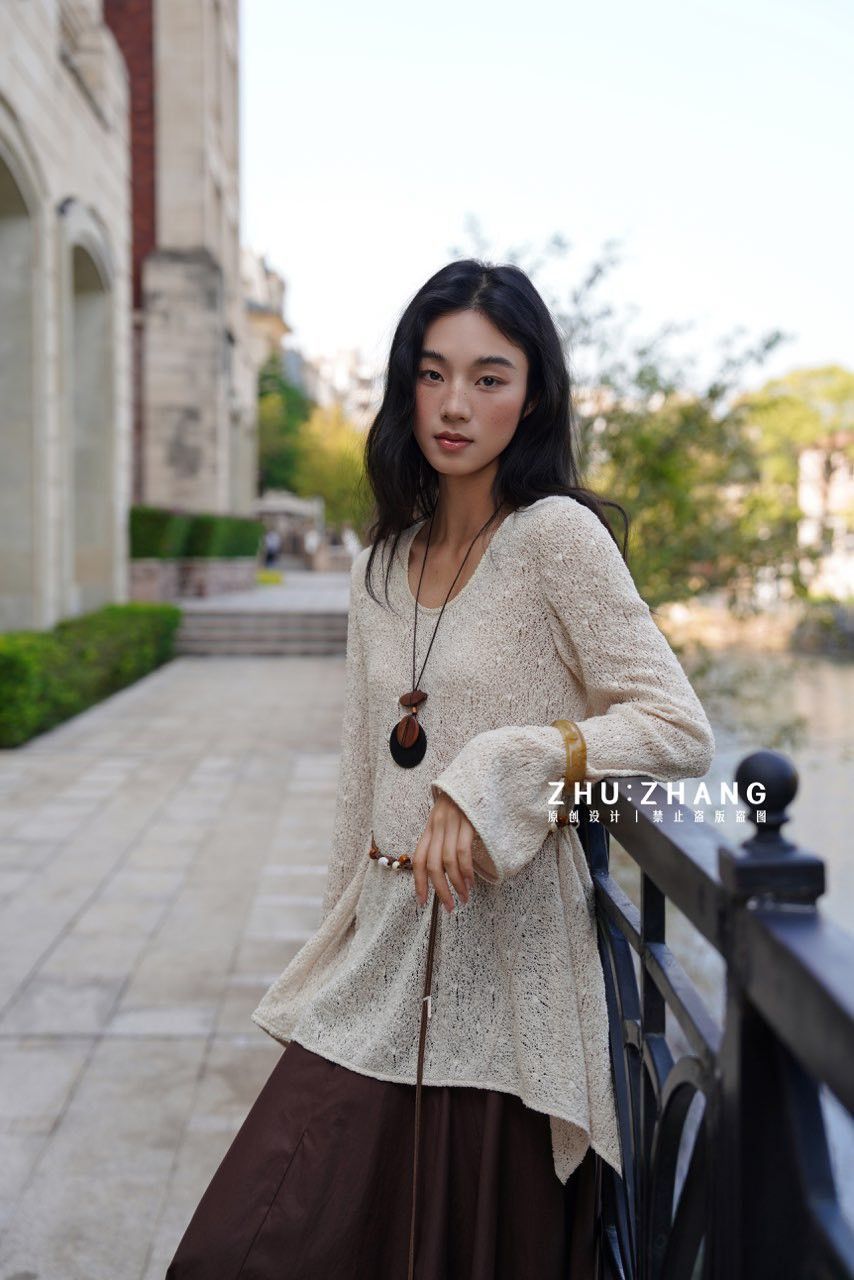 B070 設計感鏤空針織上衣（附腰鍊)