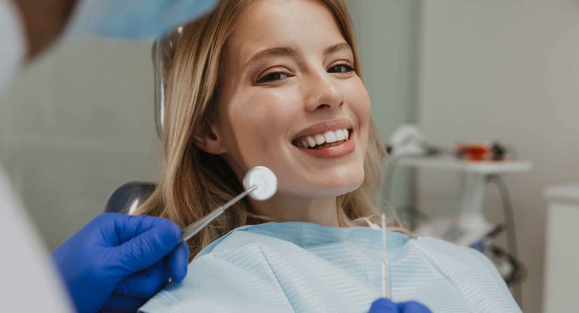 sonrisa brillante y natural después del tratamiento