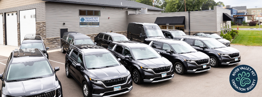 River Valley et Cremation Society vehicles ready to pick up pets for private cremation.