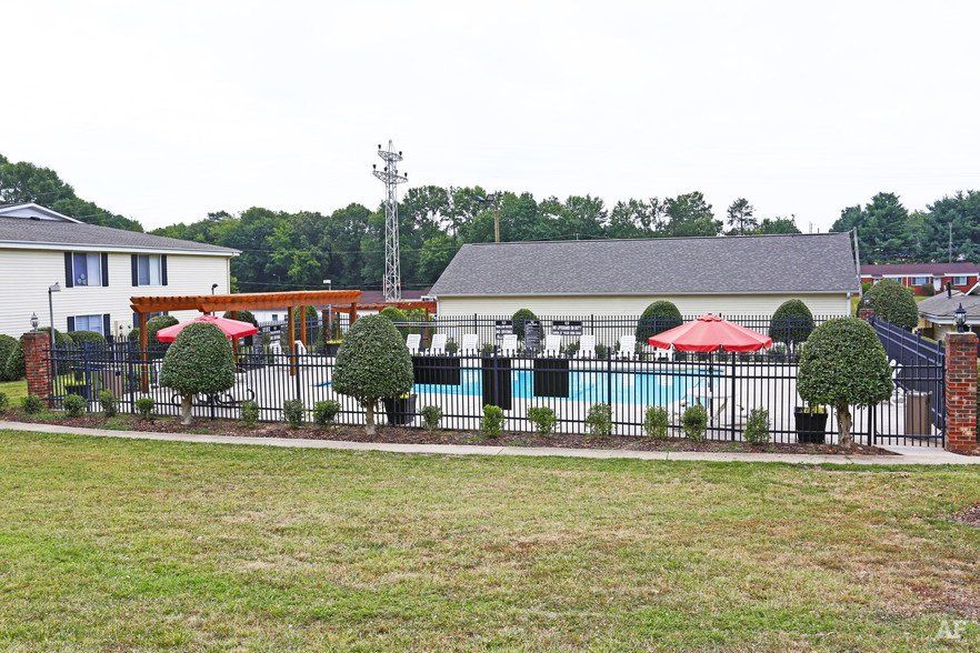 Oaks At Edgemont Exterior of Community