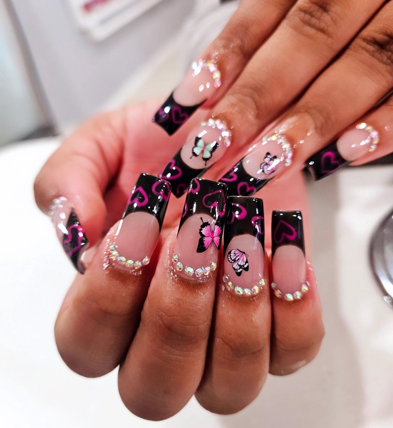 A variety of colorful nails are arranged in a circle on a white background.