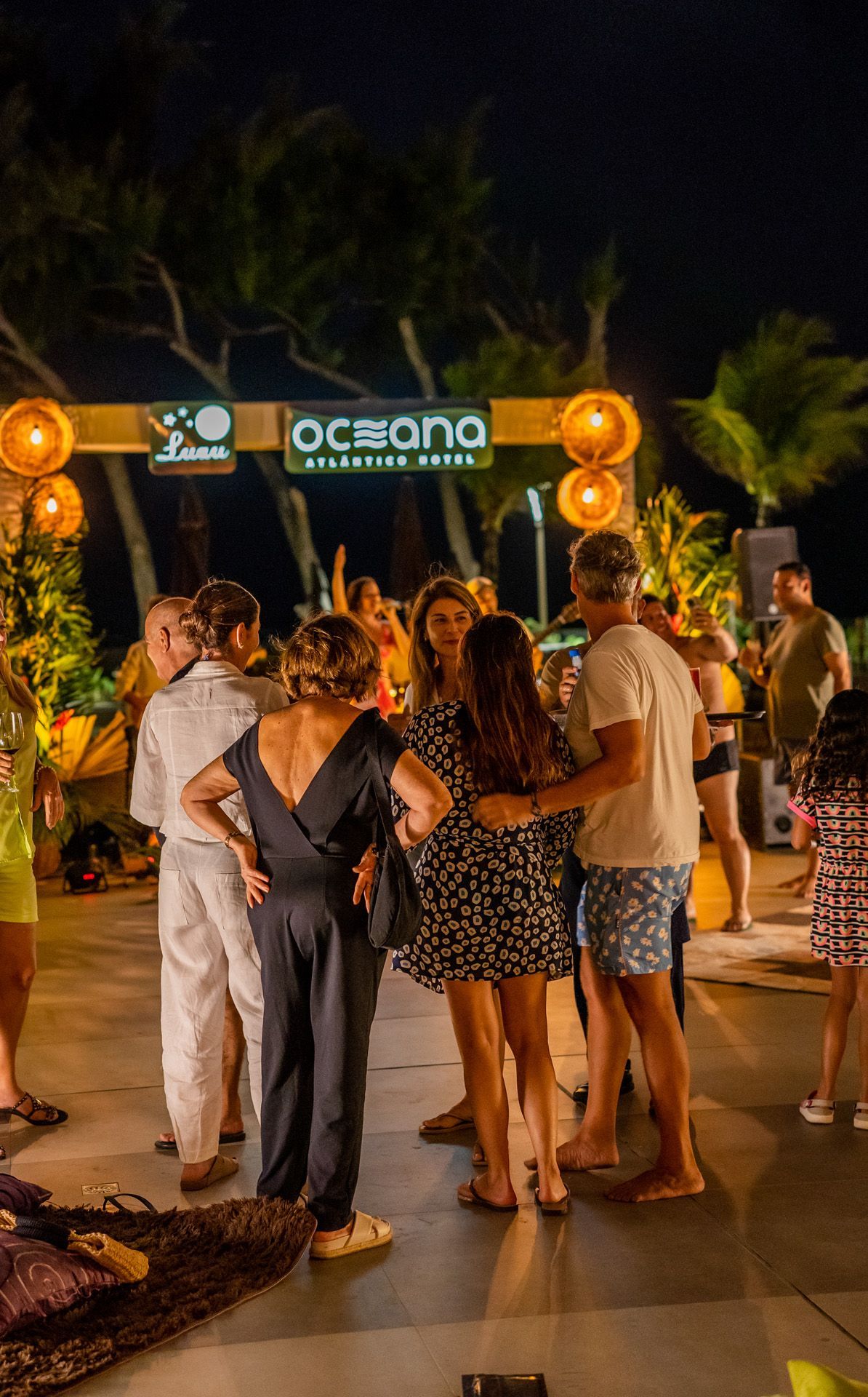 Mulher relaxando em uma jacuzzi. Ambiente de spa com espreguiçadeiras e vista para o mar através de grandes janelas.