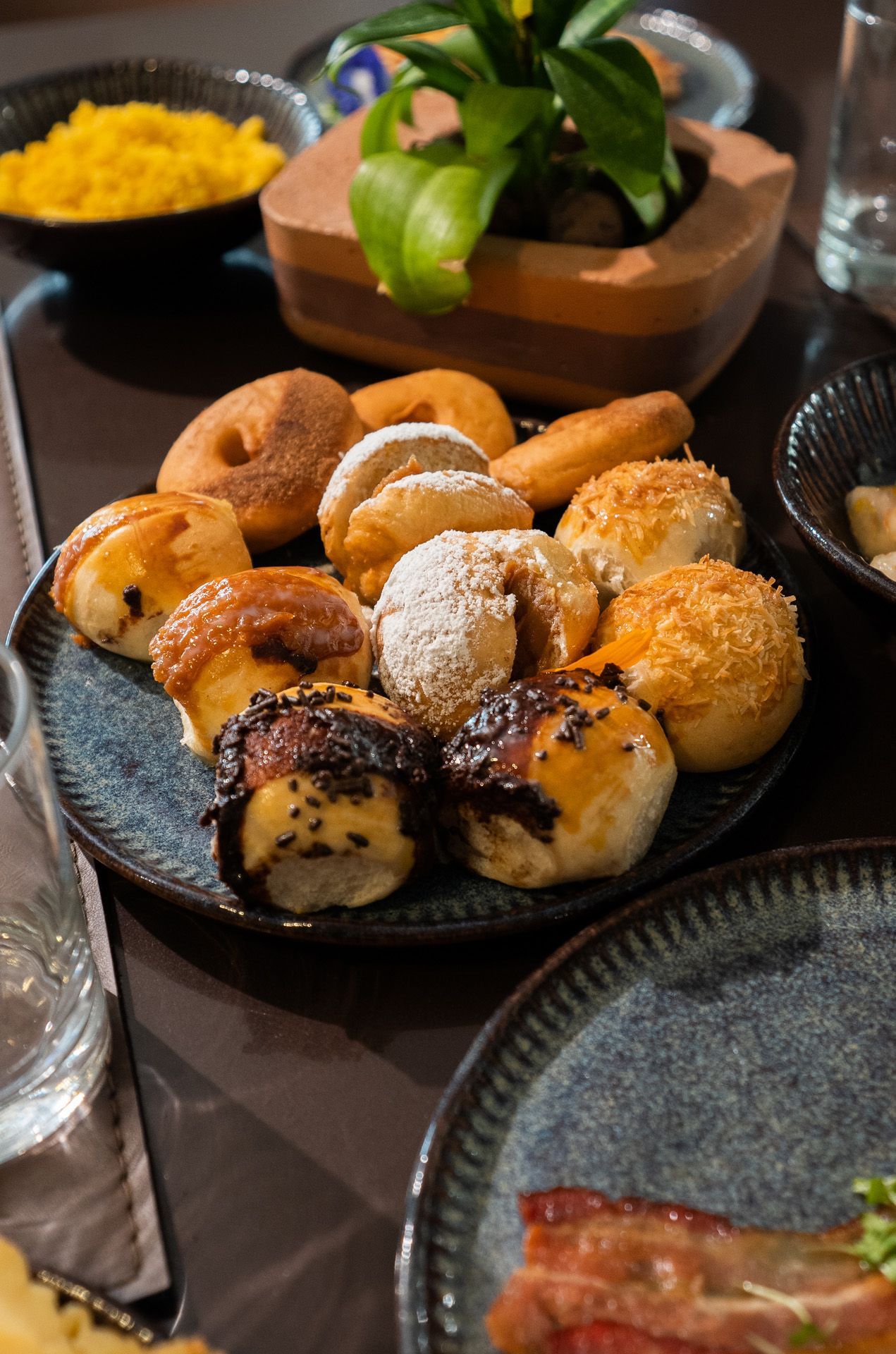 Prato com uma variedade de produtos de confeitaria, de diversos formatos e coberturas.