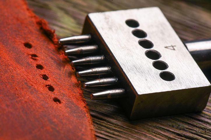 Primo piano di uno strumento su un pezzo di pelle.