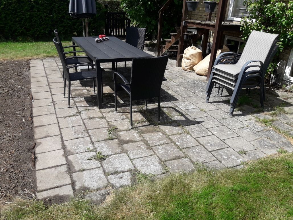 Værløse – fliser omlagt og renset før og efter