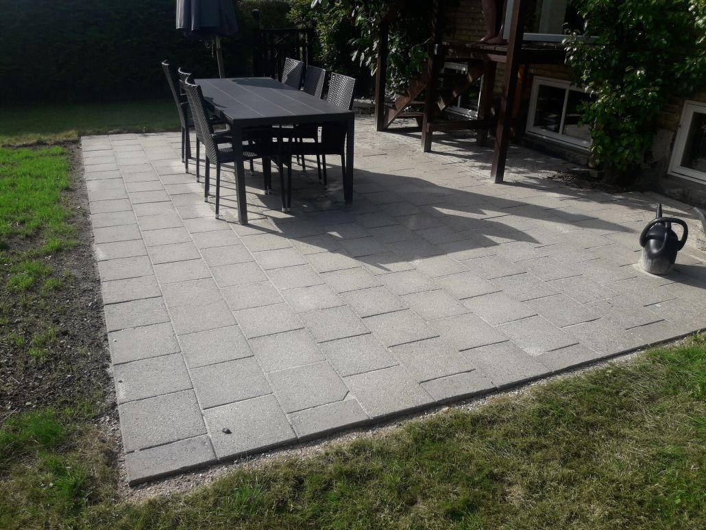 Værløse – fliser omlagt og renset før og efter