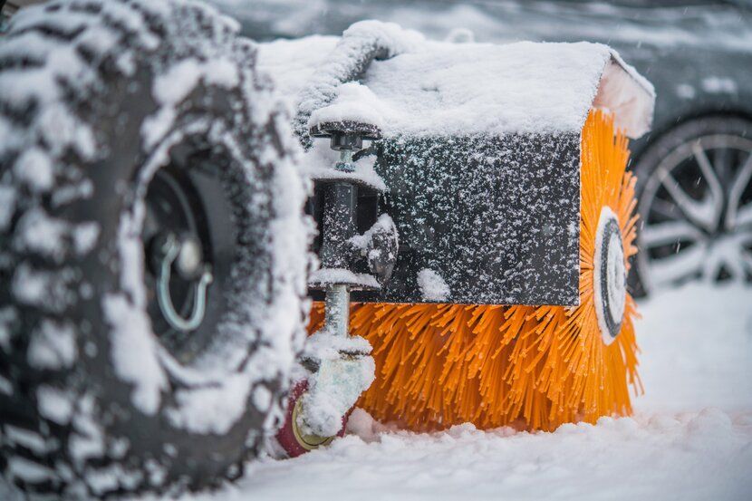En drone flyver på himlen over en bygning.