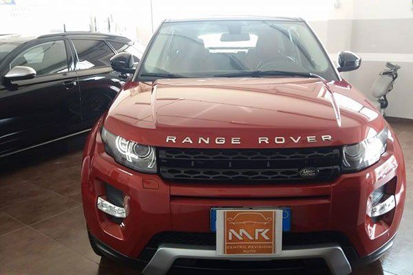 un Range Rover rosso