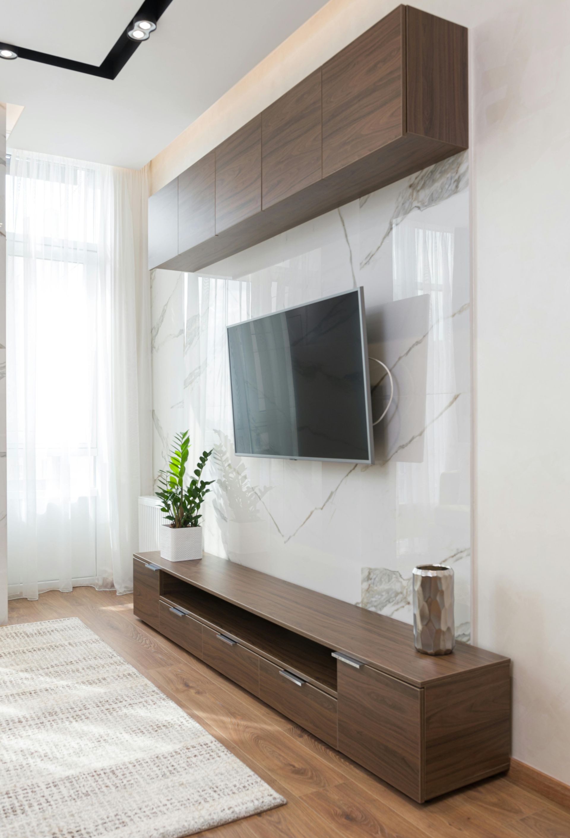 A living room with a flat screen tv mounted on the wall.