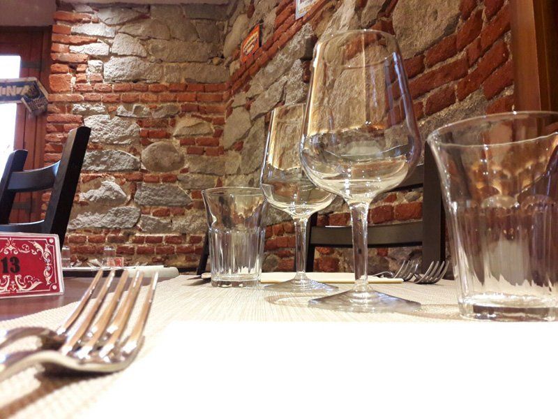 forchetta su un tavolo