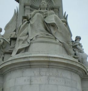 Statue of Queen Victoria in front of Buckingham Palace, London. advectus executive chauffeur. © Catherine Jackson