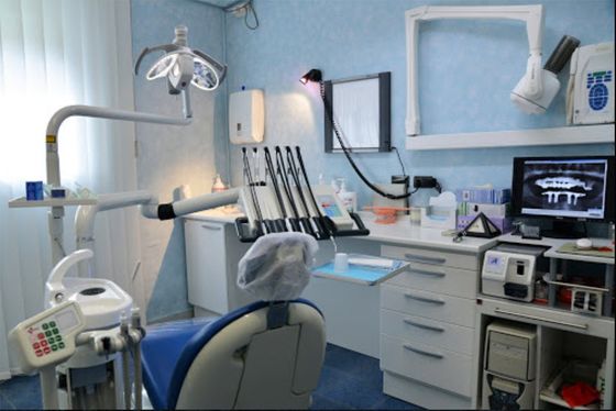 strumenti odontoiatrici in uno studio dentistico