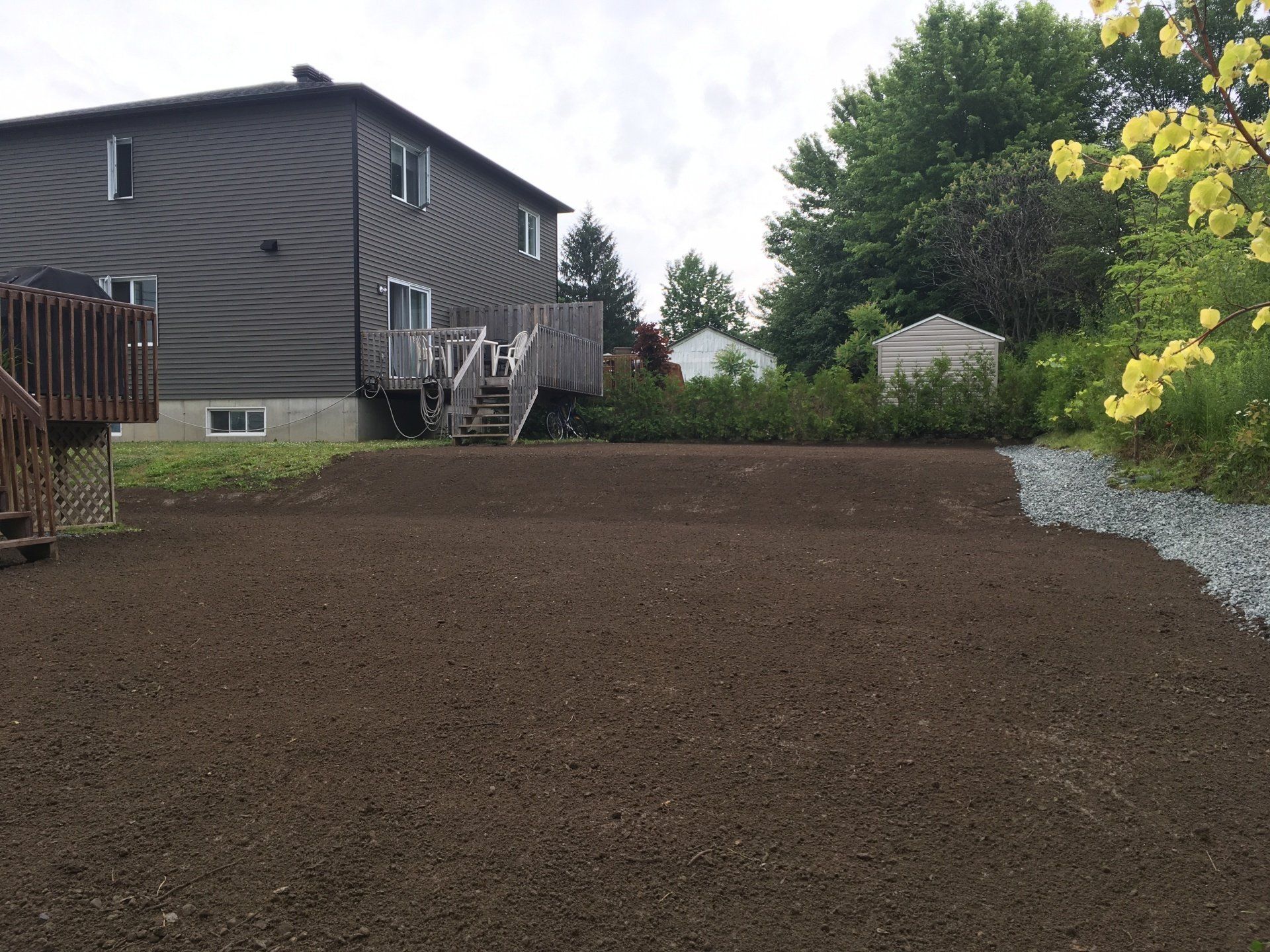 Une grande maison avec une allée de gravier devant elle.