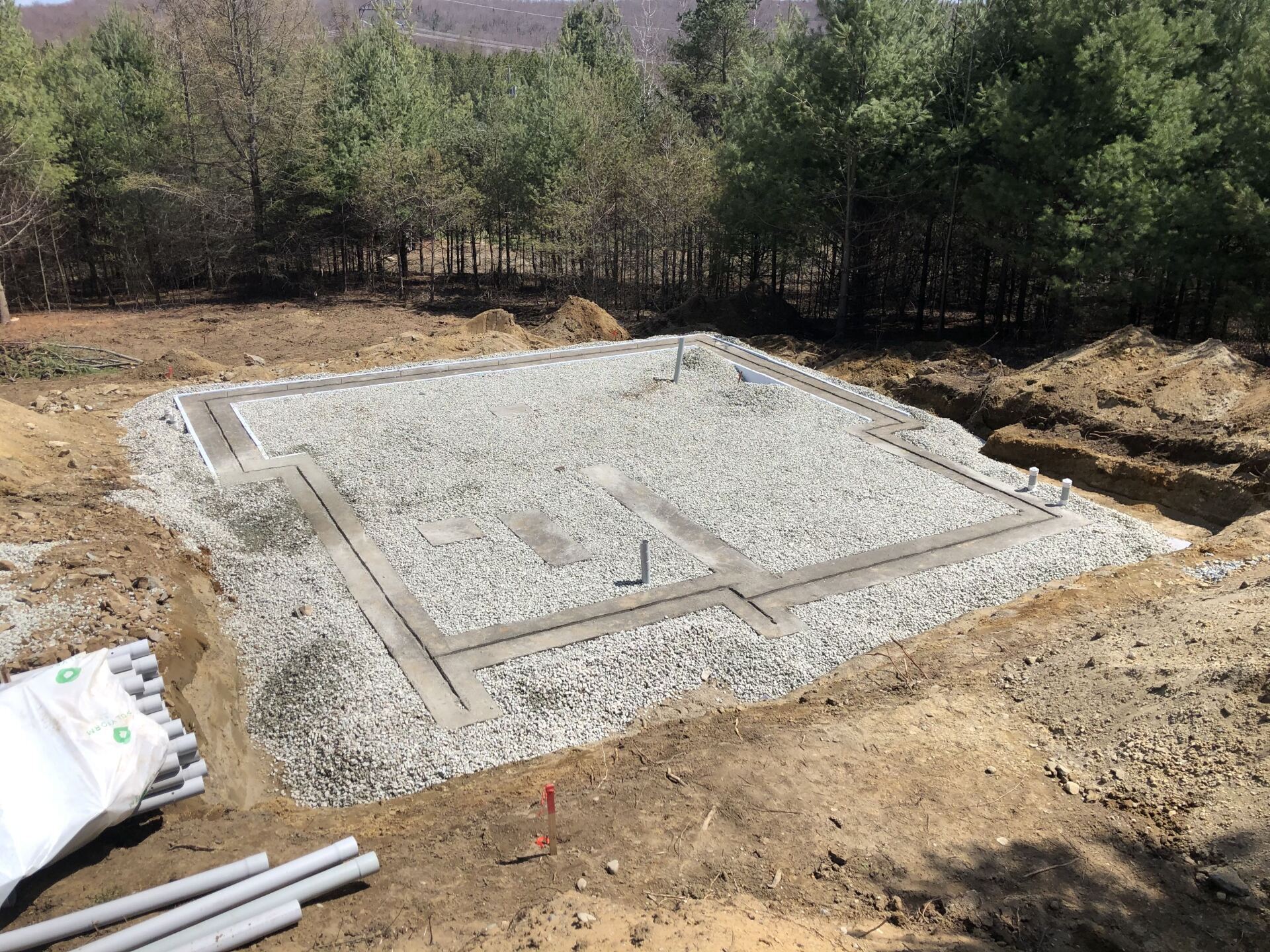Un gros tas de gravier se trouve au milieu d'un champ de terre.