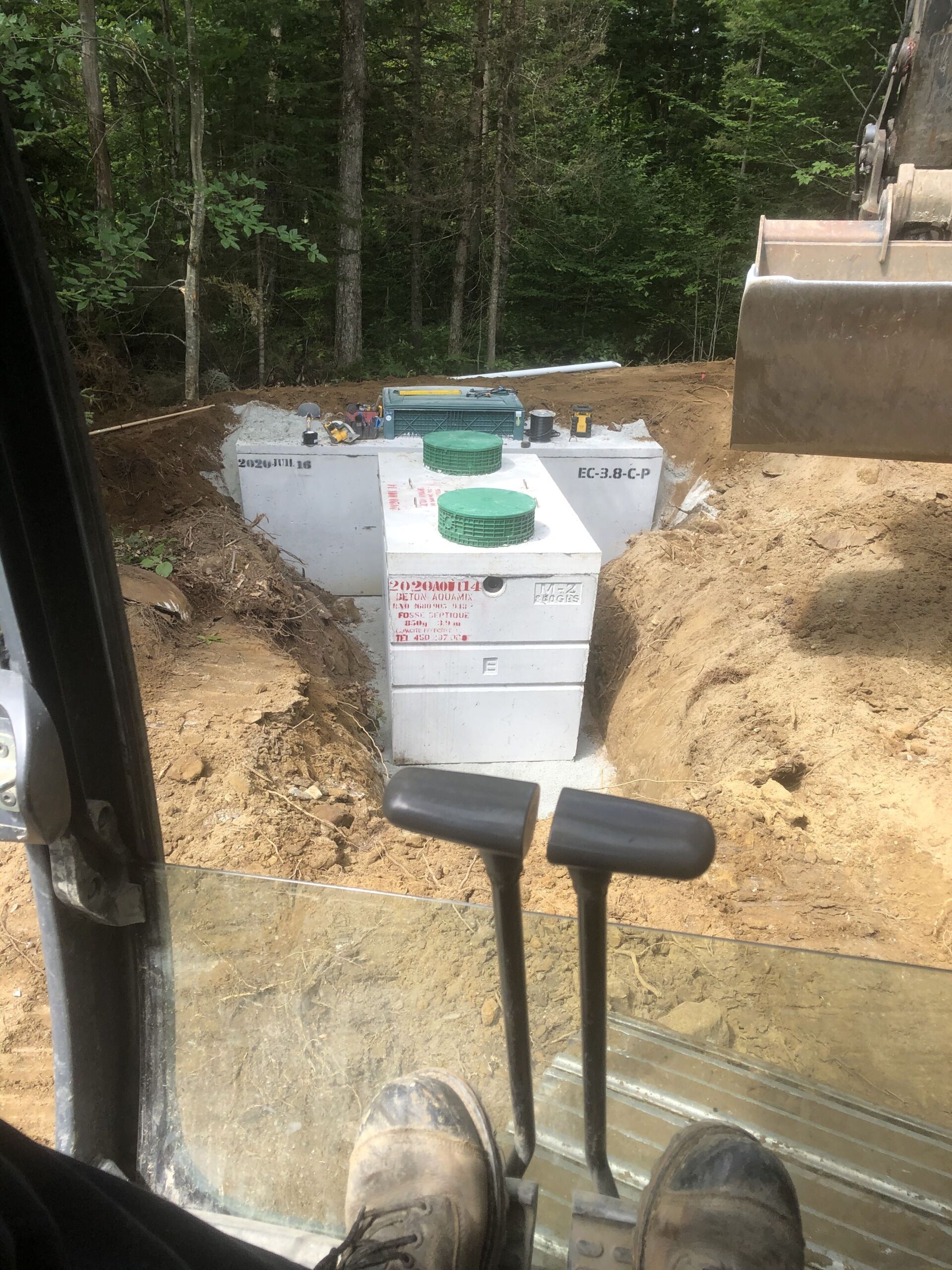Une personne conduit un bulldozer dans un champ de terre.