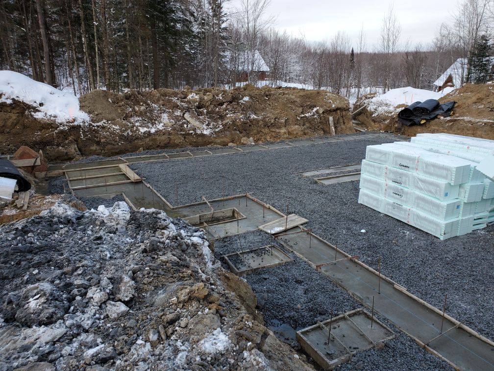 Un tas de blocs de polystyrène est posé sur un chemin de terre.