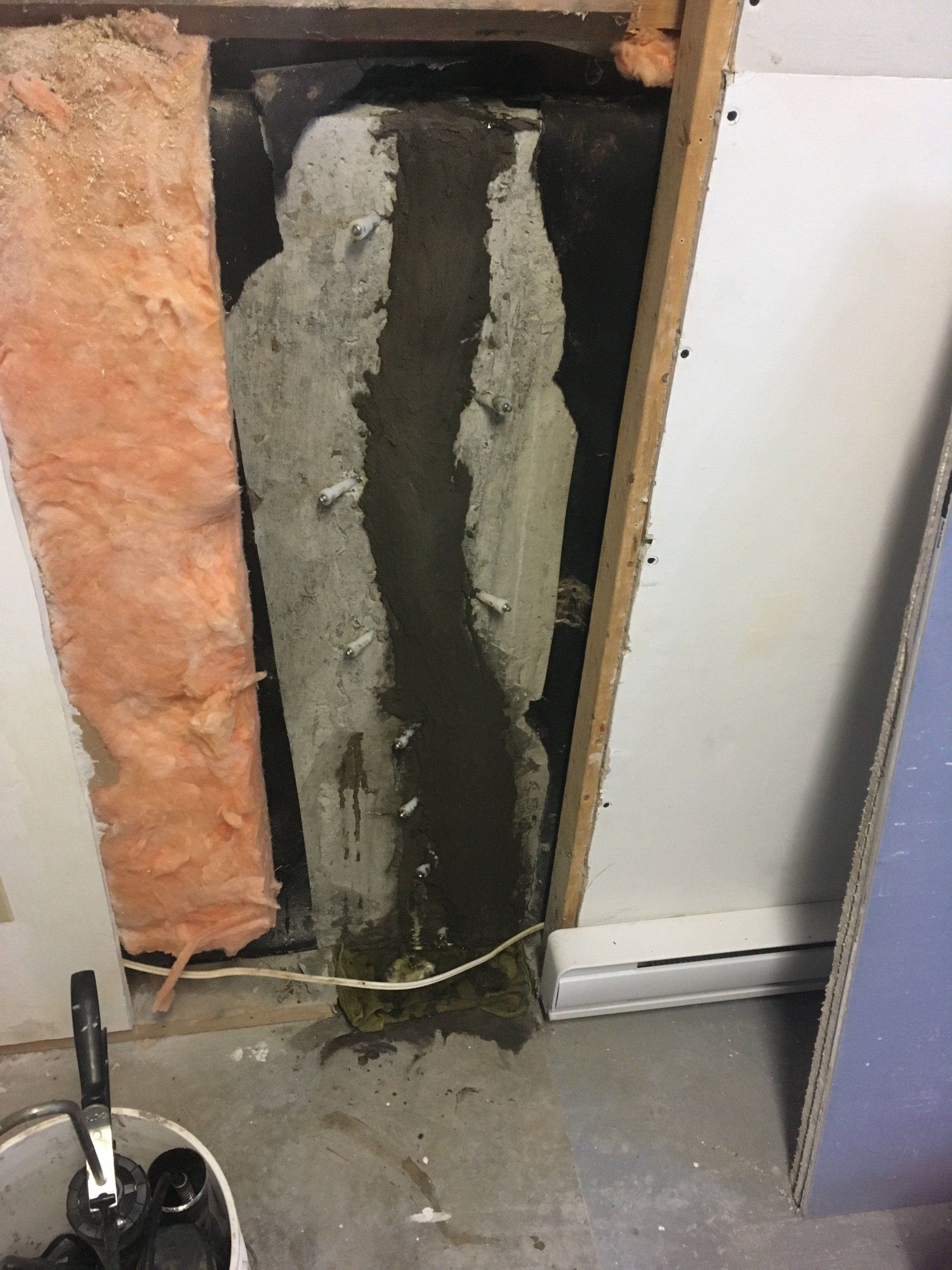 Il y a un trou dans le mur qui ressemble à une grotte.