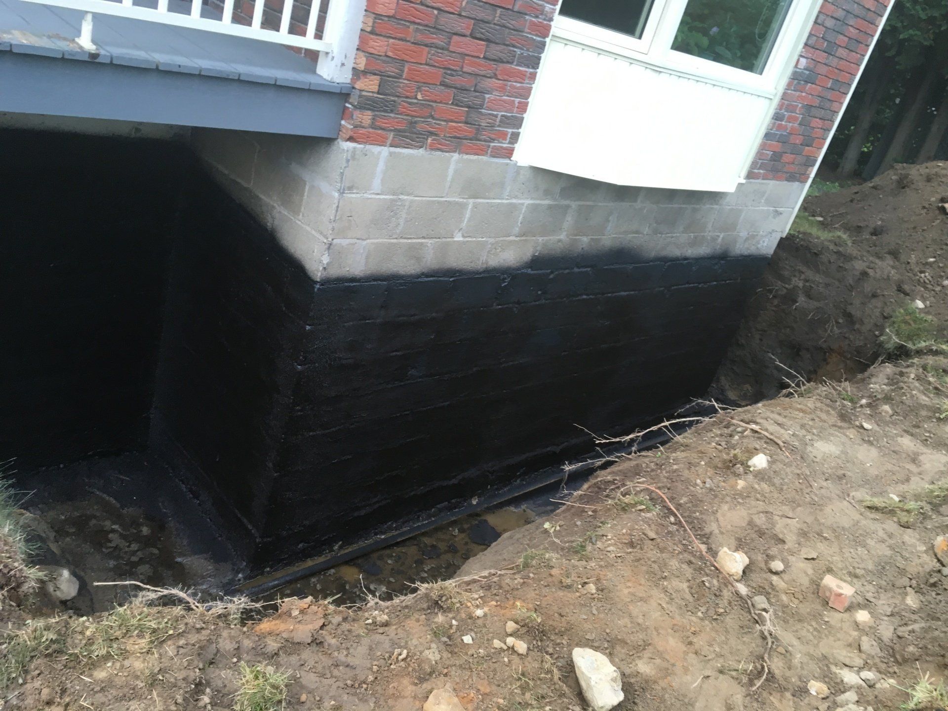 Les fondations d'une maison sont peintes en noir.