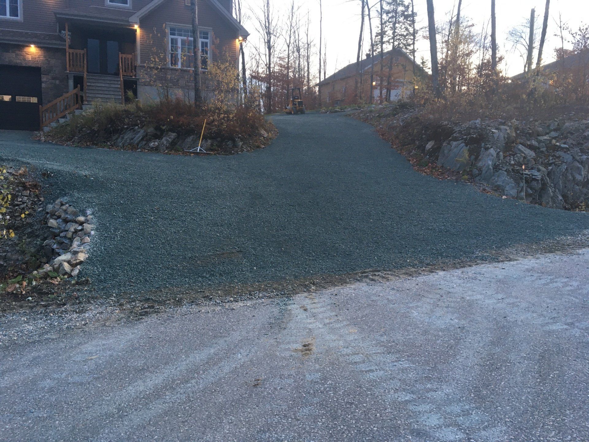 Une allée de gravier avec une maison en arrière-plan