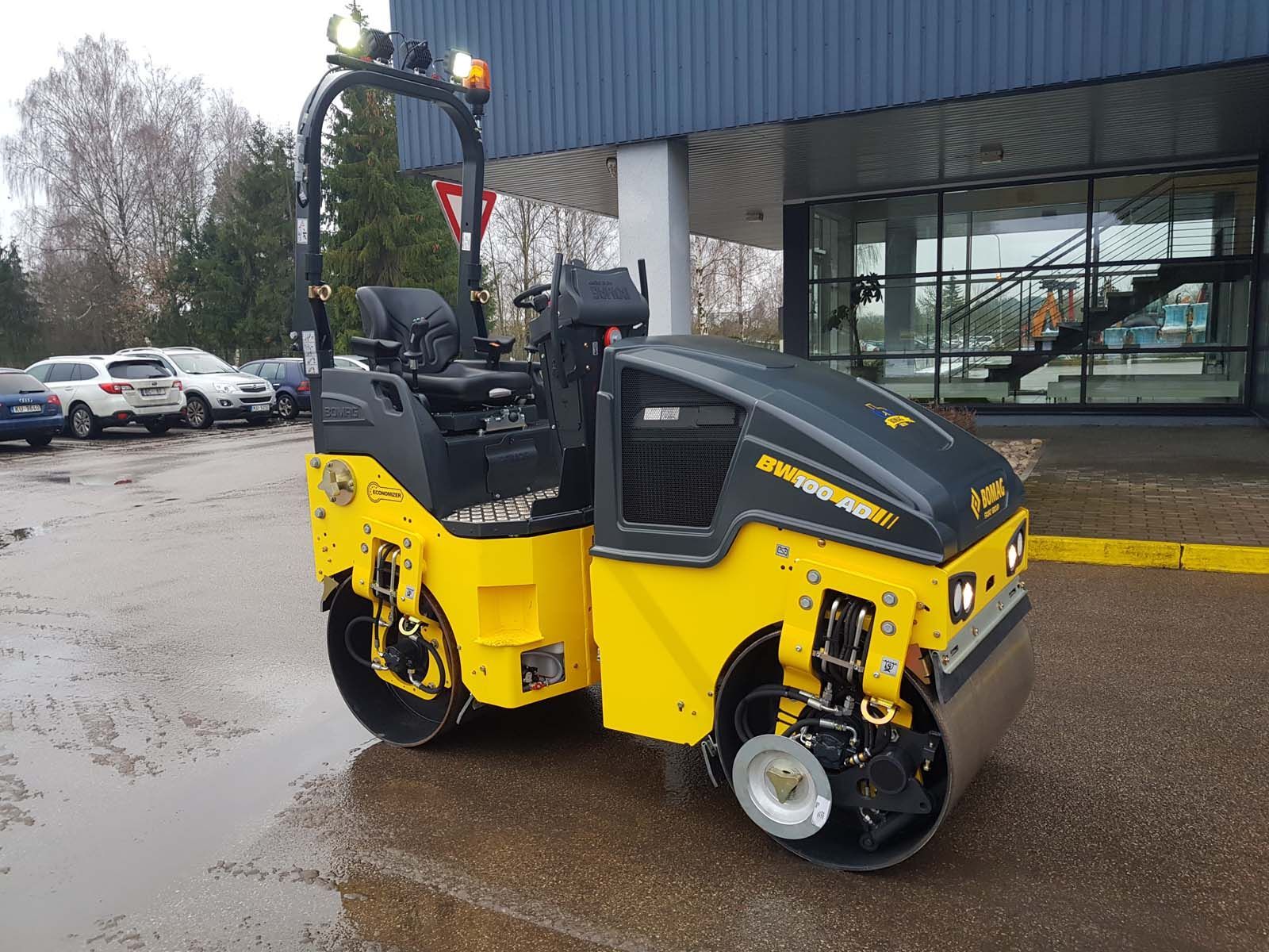 Asfalta veltnis Bomag BW100AD-5, asfaltbetona remontdarbi, remonts, bruģa ieklāšana, zaļumošana