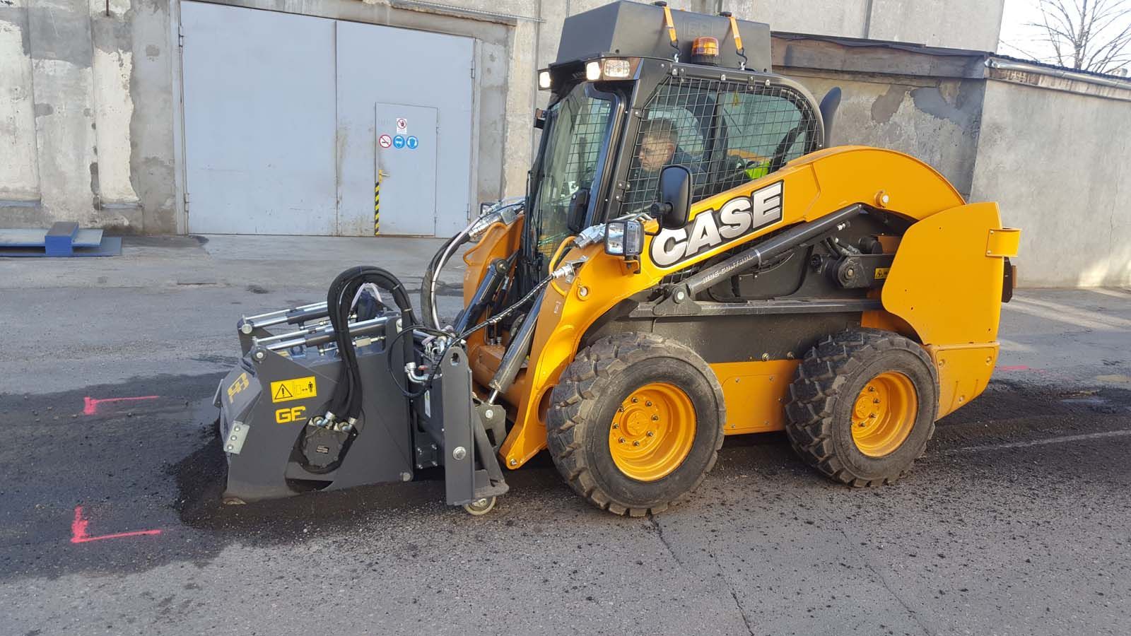 Kompaktiekrāvējs CASE SV300, Ceļu būve Torņakalns, Asfaltēšana