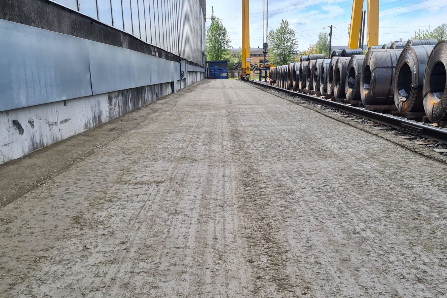 asfaltēšanas darbi, celtniecības tehnika, celtniecības tehnikas noma, ceļu būves tehnika, Rīga, Sigulda, Saulkrasti, Jūrmala, Ogre, betona bruģakmens, bruģakmens, apmales, ietvju apmales, ceļu apmales