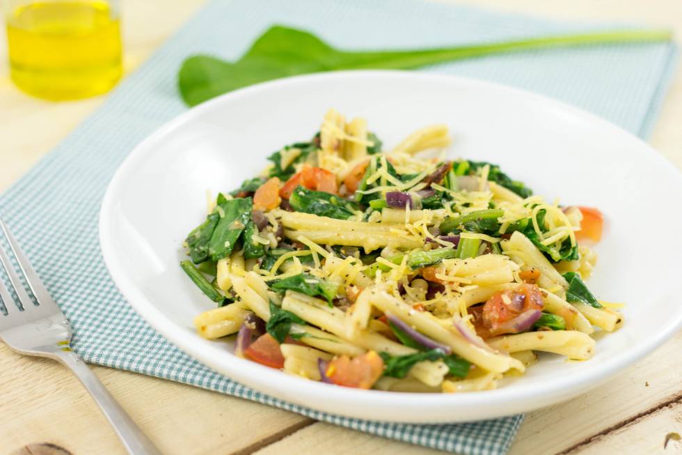 bak de zalm in blokjes gesneden in de olijfolie, voeg de knoflook toe en wok daarna de snijbiet. Penne of Spagetti koken. Voe