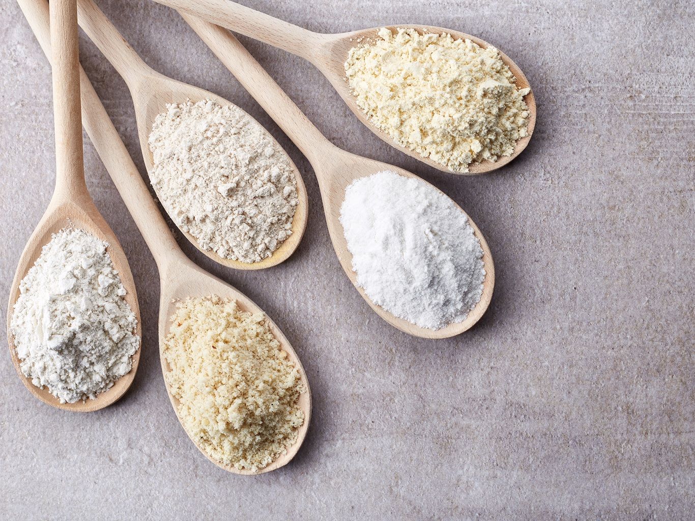 Farine su cucchiai di legno
