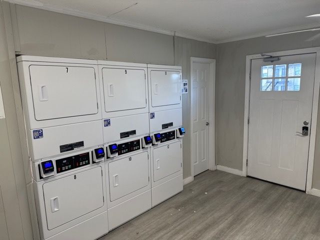 Kinsey Apartments - laundry room machines