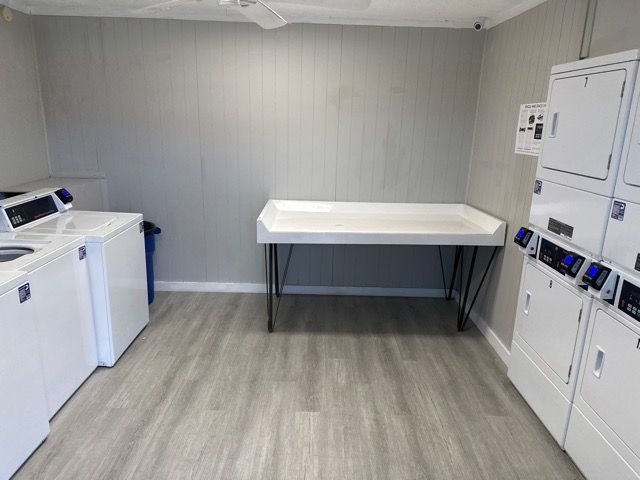 Kinsey Apartments - laundry room