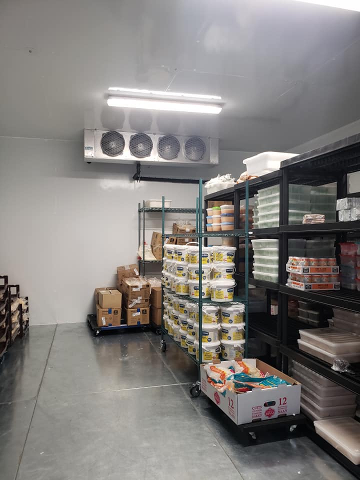 Une pièce remplie d'étagères et de boîtes de nourriture.