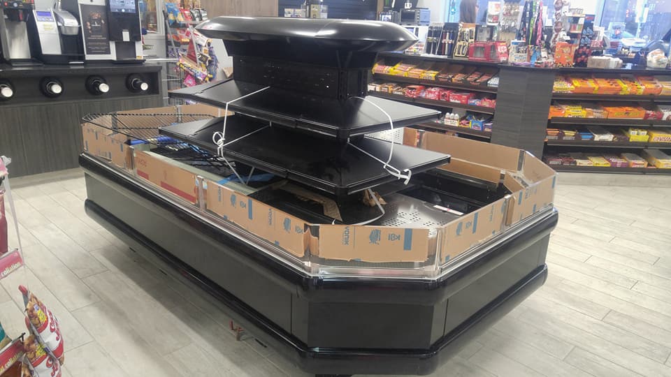 Une vitrine vide dans un magasin avec beaucoup d'étagères.