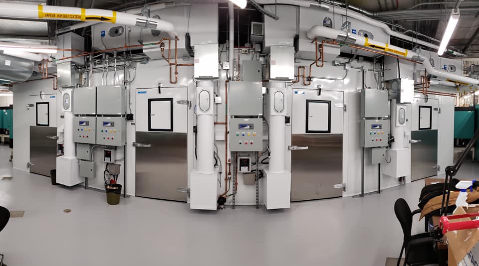 Une grande pièce avec beaucoup de portes et de tuyaux