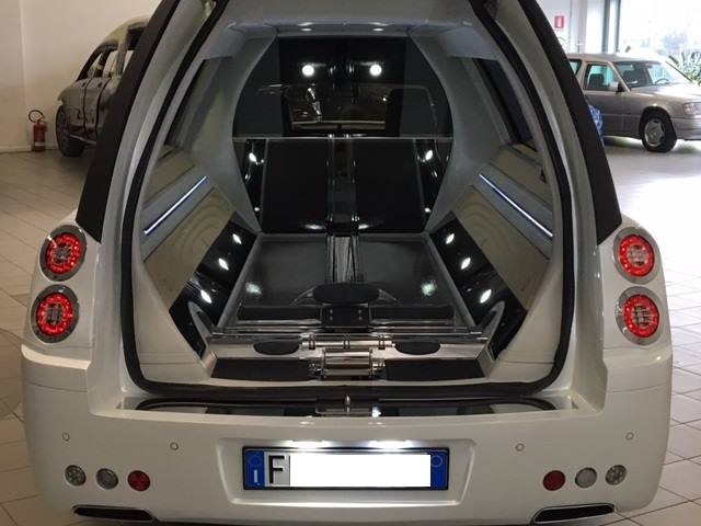 trasporto funebre con automezzi nuovi