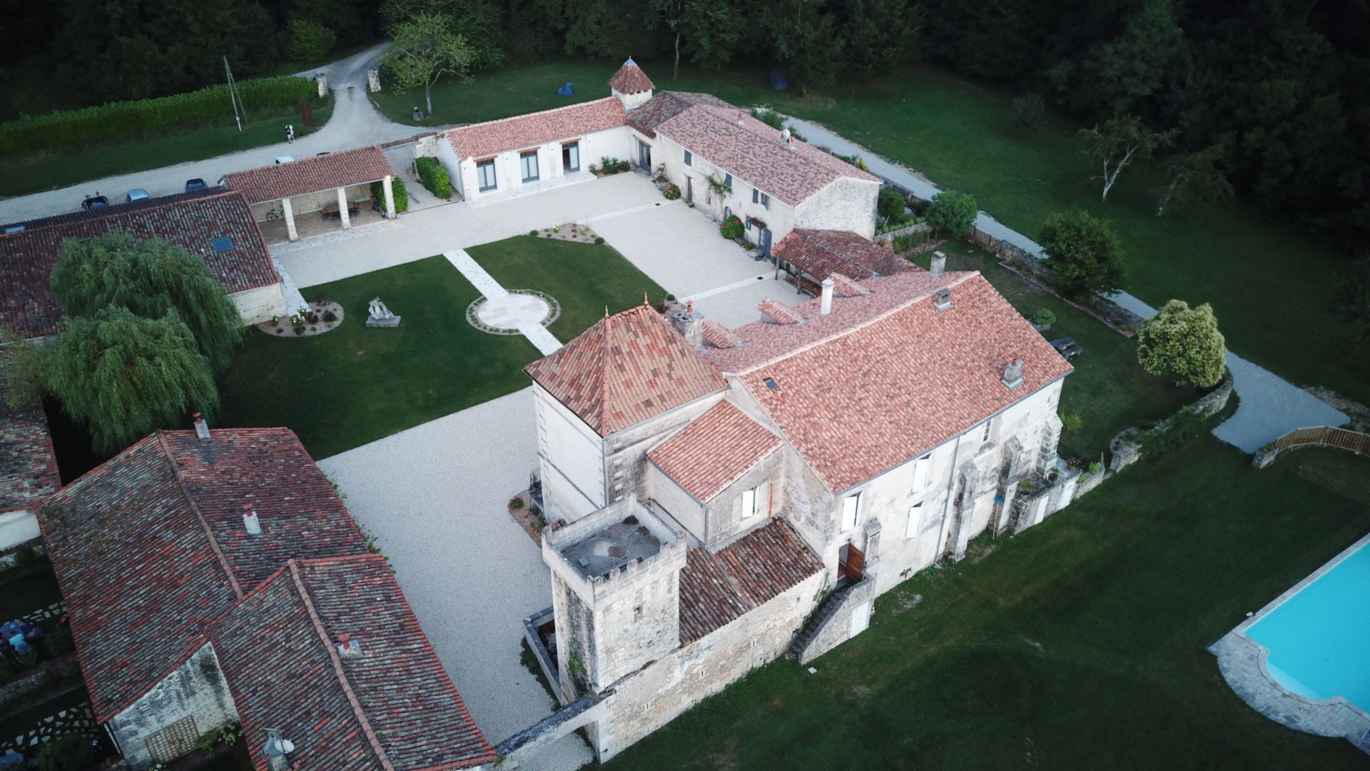 Une vue aérienne d'une grande maison avec une piscine au milieu.