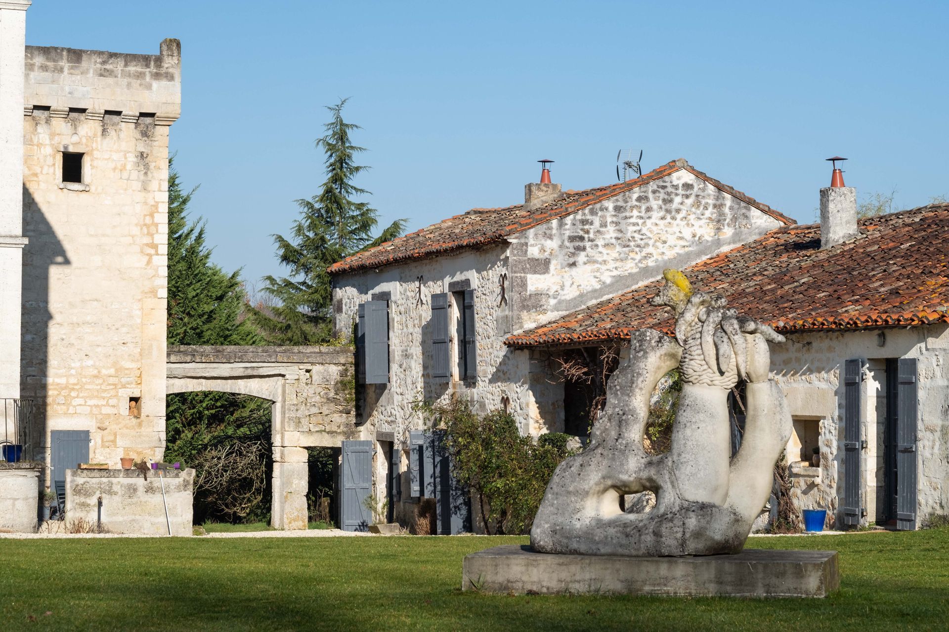 Une statue d'un cheval se trouve devant un bâtiment en pierre